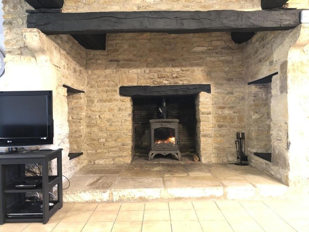 Blacksmiths Cottage In Blanzay - 3 Beds Eksteriør bilde